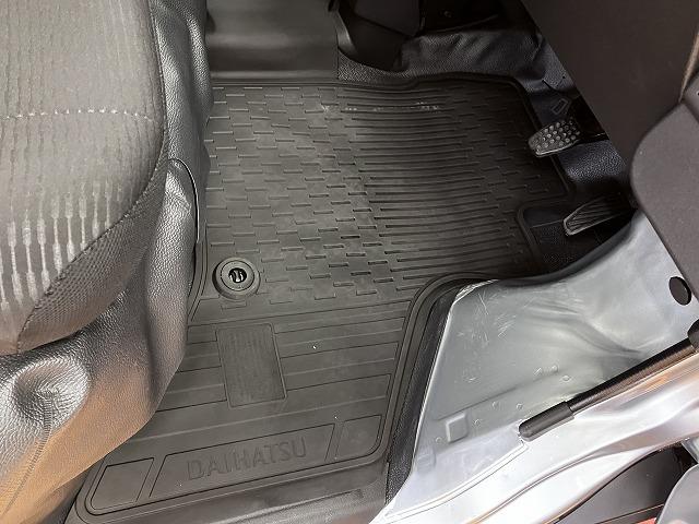 ハイゼットカーゴＤＸサポカーＳワイド適合　エアコン　アクセサリーソケット　コーナーセンサー　アイドリングストップ　光軸調整ダイヤル　横滑り防止機能　誤発進抑制機能　パワーウインドウ　キーレス（神奈川県）の中古車