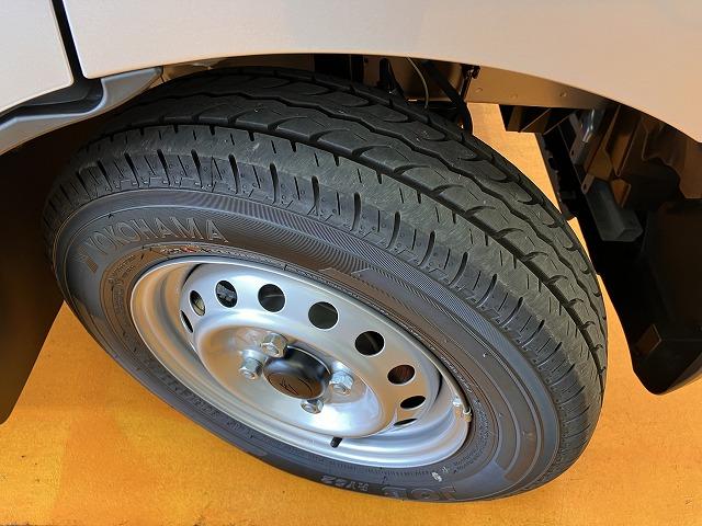 ハイゼットカーゴＤＸサポカーＳワイド適合　ラジオ　エアコン　アクセサリーソケット　コーナーセンサー　アイドリングストップ　光軸調整ダイヤル　横滑り防止機能　誤発進抑制機能　パワーウインドウ　キーレス（神奈川県）の中古車