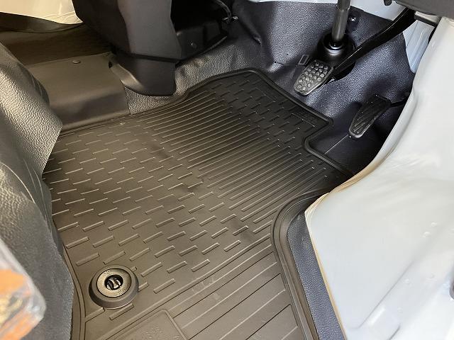 ハイゼットカーゴＤＸサポカーＳワイド適合　ラジオ　エアコン　アクセサリーソケット　コーナーセンサー　アイドリングストップ　光軸調整ダイヤル　横滑り防止機能　誤発進抑制機能　パワーウインドウ　キーレス（神奈川県）の中古車