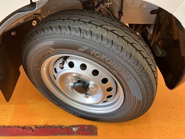 ハイゼットカーゴＤＸサポカーＳワイド適合　ラジオ　エアコン　アクセサリーソケット　コーナーセンサー　アイドリングストップ　光軸調整ダイヤル　横滑り防止機能　誤発進抑制機能　パワーウインドウ　キーレス（神奈川県）の中古車