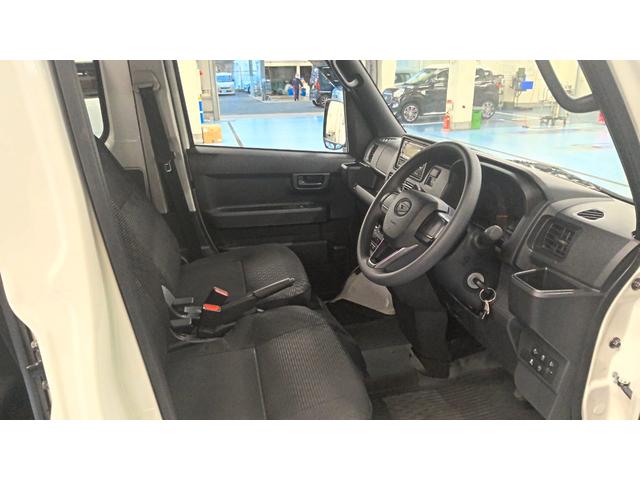 ハイゼットカーゴＤＸサポカーＳワイド適合　Ｂｌｕｅｔｏｏｔｈオーディオ　エアコン　アクセサリーソケット　コーナーセンサー　アイドリングストップ　光軸調整ダイヤル　横滑り防止機能　誤発進抑制機能　パワーウインドウ　キーレス（神奈川県）の中古車