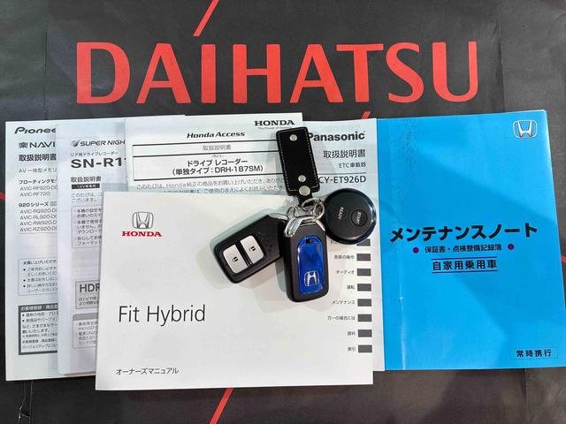 フィットハイブリッドＬ　ホンダセンシング４ＷＤ　ＥＴＣ　アルミホイール　ＬＥＤヘッドランプ　スマートキー　記録簿　禁煙車　エアバッグ　エアコン　パワーステアリング　パワーウィンドウ　ＡＢＳ（北海道）の中古車