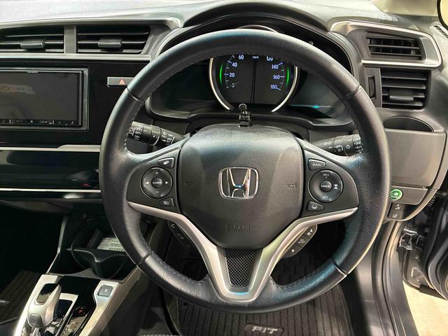 フィットハイブリッドＬ　ホンダセンシング４ＷＤ　ＥＴＣ　アルミホイール　ＬＥＤヘッドランプ　スマートキー　記録簿　禁煙車　エアバッグ　エアコン　パワーステアリング　パワーウィンドウ　ＡＢＳ（北海道）の中古車