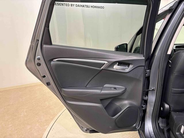 フィットハイブリッドＬ　ホンダセンシング４ＷＤ　ＥＴＣ　アルミホイール　ＬＥＤヘッドランプ　スマートキー　記録簿　禁煙車　エアバッグ　エアコン　パワーステアリング　パワーウィンドウ　ＡＢＳ（北海道）の中古車