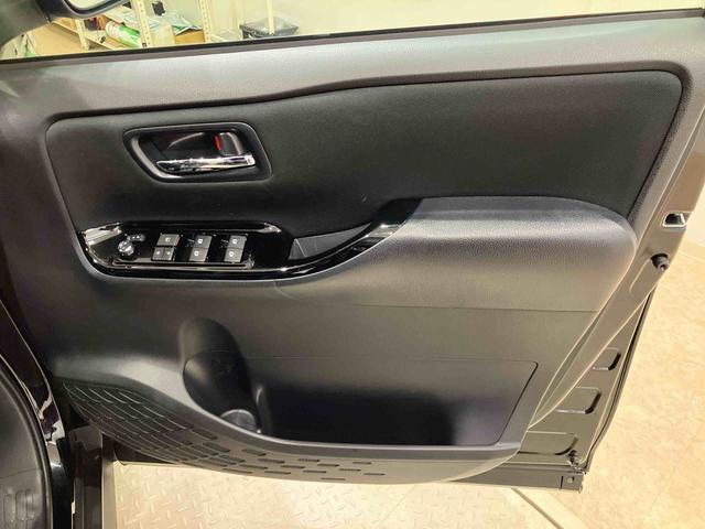 ヴォクシーＺＳ　煌II４ＷＤ　ＥＴＣ　アルミホイール　アイドリングストップ　衝突防止システム　ＬＥＤヘッドランプ　スマートキー　記録簿　禁煙車　ワンオーナー　エアバッグ　エアコン　パワーステアリング　パワーウィンドウ（北海道）の中古車