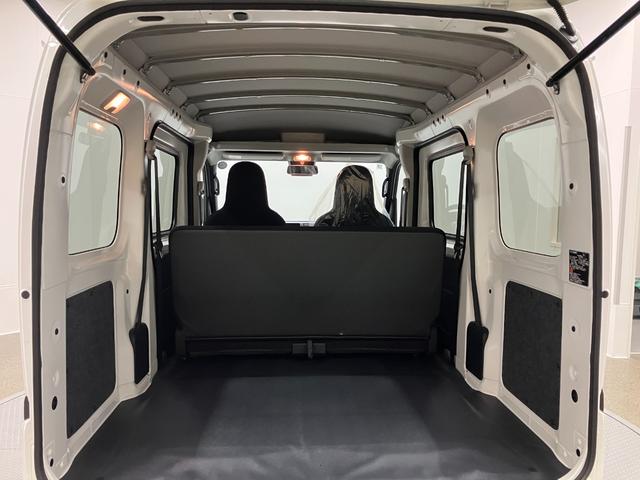 ハイゼットカーゴデラックス 4WD CVTスマートアシスト・コーナーセンサー・3モード電子制御4WD(CVT車)・荷室長1,915mm・荷室幅1,410mm・荷室高1,250mm・ハロゲンヘッドランプ・マニュアルエアコン(山梨県)の中古車