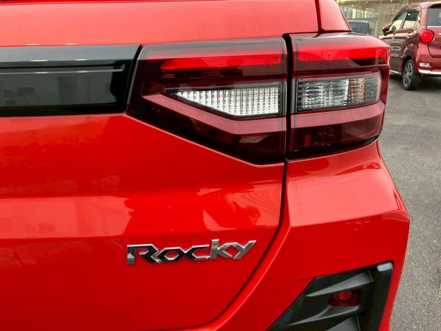 ロッキープレミアム１７インチアルミホイール　ＵＶＩＲカット遮音ガラス　フルＬＥＤヘッドランプ　革巻きステアリングホイール　本革シフトノブ　アクティブマルチインフォメーションメーター（静岡県）の中古車