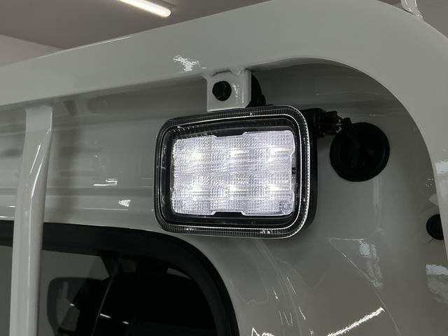 ハイゼットトラックＥＸＴ　４ＷＤ　ＣＶＴ　前後コーナーセンサー　荷台作業灯走行無制限１年保証　前後コーナーセンサー　４ＷＤ　ＣＶＴ車　３方開　荷台作業灯　オートハイビーム　アイドリングストップ　プッシュスタート　横滑り防止装置　オートライト　デフロック　フォグランプ（兵庫県）の中古車