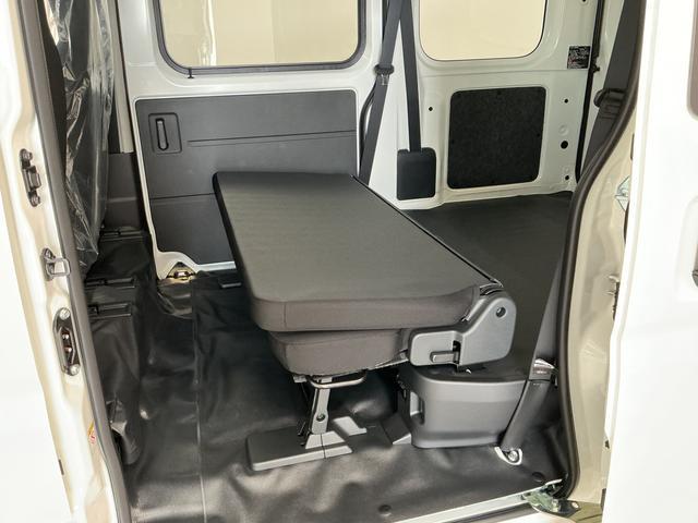 ハイゼットカーゴＤＸ　４ＷＤ　ＣＶＴ　前後コーナーセンサー　両側スライドドア走行無制限１年保証　前後コーナーセンサー　４ＷＤ　ＣＶＴ車　オートハイビーム　アイドリングストップ　横滑り防止装置　オートライト　ヘッドライトレベライザー　ラジオ　マニュアルエアコン　両側スライドドア（兵庫県）の中古車