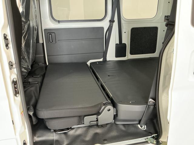 ハイゼットカーゴＤＸ　４ＷＤ　ＣＶＴ　前後コーナーセンサー　両側スライドドア走行無制限１年保証　前後コーナーセンサー　４ＷＤ　ＣＶＴ車　オートハイビーム　アイドリングストップ　横滑り防止装置　オートライト　ヘッドライトレベライザー　ラジオ　マニュアルエアコン　両側スライドドア（兵庫県）の中古車