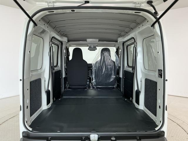 ハイゼットカーゴＤＸ　４ＷＤ　ＣＶＴ　前後コーナーセンサー　両側スライドドア走行無制限１年保証　前後コーナーセンサー　４ＷＤ　ＣＶＴ車　オートハイビーム　アイドリングストップ　横滑り防止装置　オートライト　ヘッドライトレベライザー　ラジオ　マニュアルエアコン　両側スライドドア（兵庫県）の中古車