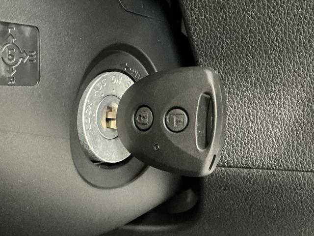 ハイゼットカーゴＤＸ　４ＷＤ　ＣＶＴ　前後コーナーセンサー　両側スライドドア走行無制限１年保証　前後コーナーセンサー　４ＷＤ　ＣＶＴ車　オートハイビーム　アイドリングストップ　キーレスエントリー　横滑り防止装置　オートライト　ヘッドライトレベライザー　両側スライドドア（兵庫県）の中古車