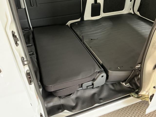 ハイゼットカーゴスペシャル　ＣＶＴ　コーナーセンサー　横滑り防止装置走行無制限１年保証　前後コーナーセンサー　ＣＶＴ車　オートハイビーム　アイドリングストップ　横滑り防止装置　ヘッドライトレベライザー　パワーウィンドウ　ラジオ　スマートアシスト（兵庫県）の中古車