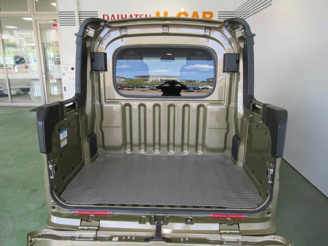 ハイゼットカーゴデッキバンＧ４ＷＤ　ＣＤオーディオ　プッシュボタンスタ−ト　衝突被害軽減ブレーキ　コ−ナ−センサ−　アイドリングストップ機能　キーフリ−（奈良県）の中古車