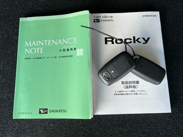 ロッキープレミアムＧパノラマモニタ−対応　プッシュボタンスタ−ト　衝突被害軽減ブレーキ　コ−ナ−センサ−　アイドリングストップ機能　シ−トヒ−タ−　電動パーキング　クル−ズコントロ−ル　ＬＥＤヘッドライト（奈良県）の中古車