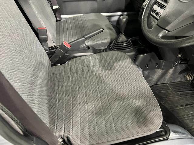 ハイゼットトラックスタンダード 4WD/MT車/車検整備付/走行7814キロ1年保証距離無制限 走行距離7814キロ 車検整備付 4WD MT車 FMAMラジオ 純正フロアマット マニュアルエアコン(埼玉県)の中古車
