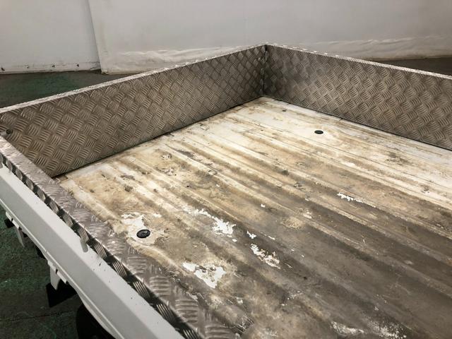 スーパーキャリイX 4WD/走行16184キロ/CDチューナー/マット1年保証距離無制限 走行距離16184キロ マニュアル車 4WD CDチューナー フロアマット 荷台作業灯 マニュアルエアコン(埼玉県)の中古車