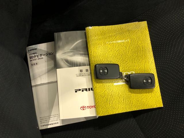 プリウスＳツーリングセレクション　修復歴／車検整備付／純正マット１年保証距離無制限　走行距離１１２０４３キロ　車検整備付　純正カーペットマット　助手席エアバッグ　サイドエアバッグ　オートライト　ＬＥＤヘッドランプ　電動格納式ドアミラー（埼玉県）の中古車