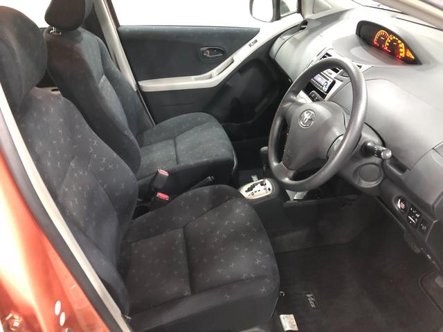 ヴィッツＵ　車検整備付／走行距離２１８０１キロ／ＣＤチューナー１年保証距離無制限　走行距離２１８０１キロ　ＣＤチューナー　純正カーペットマット　ロングバイザー　助手席エアバッグ　オートエアコン　電動格納式ドアミラー（埼玉県）の中古車