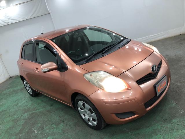 ヴィッツＵ　車検整備付／走行距離２１８０１キロ／ＣＤチューナー１年保証距離無制限　走行距離２１８０１キロ　ＣＤチューナー　純正カーペットマット　ロングバイザー　助手席エアバッグ　オートエアコン　電動格納式ドアミラー（埼玉県）の中古車