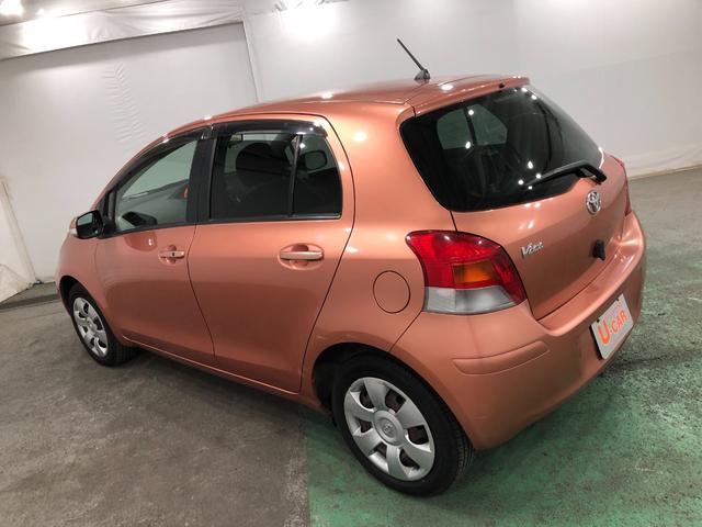 ヴィッツＵ　車検整備付／走行距離２１８０１キロ／ＣＤチューナー１年保証距離無制限　走行距離２１８０１キロ　ＣＤチューナー　純正カーペットマット　ロングバイザー　助手席エアバッグ　オートエアコン　電動格納式ドアミラー（埼玉県）の中古車