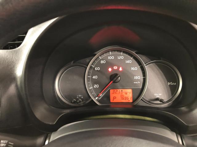 ヴィッツＦ　スマイルエディション　車検整備付／走行距離７６９６１キロ１年保証距離無制限　走行距離７６９６１キロ　車検整備付　純正カーペットマット　助手席エアバッグ　オートライト　オートエアコン　電動格納式ドアミラー（埼玉県）の中古車
