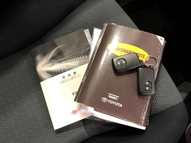 ヴィッツＦ　スマイルエディション　車検整備付／走行距離７６９６１キロ１年保証距離無制限　走行距離７６９６１キロ　車検整備付　純正カーペットマット　助手席エアバッグ　オートライト　オートエアコン　電動格納式ドアミラー（埼玉県）の中古車