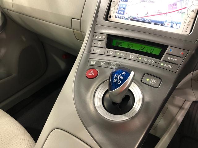 プリウスＳ　走行距離８６４６６キロ／ナビ／バックカメラ一年保証・走行距離無制限　走行距離８６４６６キロ　ワンセグナビ　ブルートゥース　バックカメラ　サイドエアバック　オートライト　ＨＩＤヘッドライト（埼玉県）の中古車