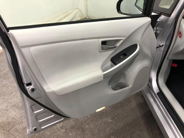 プリウスＳ　走行距離８６４６６キロ／ナビ／バックカメラ一年保証・走行距離無制限　走行距離８６４６６キロ　ワンセグナビ　ブルートゥース　バックカメラ　サイドエアバック　オートライト　ＨＩＤヘッドライト（埼玉県）の中古車