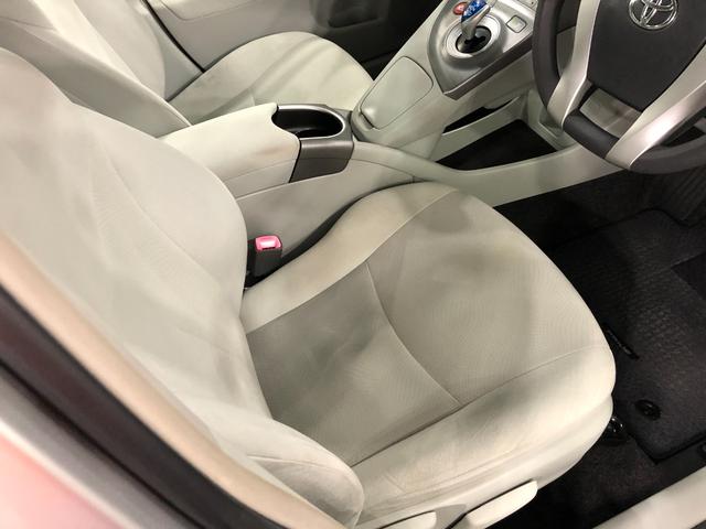 プリウスＳ　走行距離８６４６６キロ／ナビ／バックカメラ一年保証・走行距離無制限　走行距離８６４６６キロ　ワンセグナビ　ブルートゥース　バックカメラ　サイドエアバック　オートライト　ＨＩＤヘッドライト（埼玉県）の中古車