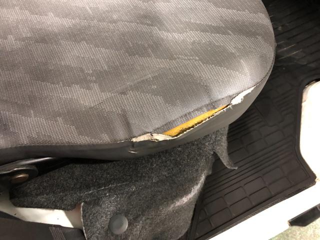 スクラムトラックＫＣスペシャル　車検整備付　５ＭＴ　ＡＭ・ＦＭラジオ一年保証・走行距離無制限　走行距離８３３９４キロ　助手席エアバック　純正カーペットマット　ＡＭ・ＦＭラジオ　マニュアル車　車検整備付（東京都）の中古車