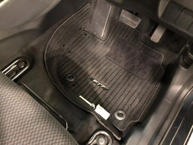 フィット１３Ｇ・Ｓ　ホンダセンシング　走行距離１０３６６８キロ１年保証距離無制限　走行距離１０３６６８キロ　ＴＶレスナビ　バックカメラ　ブルートゥース　純正マット　サイドエアバッグ　オートライト　ＬＥＤヘッドランプ（埼玉県）の中古車