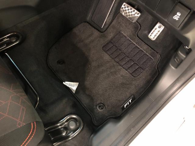 フィットＲＳ　ＣＶＴ　フルノーマル　ナビ　バックカメラ　車検２年付禁煙車　１年保証・走行距離無制限　走行距離３２２７０キロ　ホンダ純正ナビ　ワンセグＴＶ　ＤＶＤ　ＢＴオーディオ　バックカメラ　ＥＴＣ　オートライト　純正アルミホイール　純正フロアマット（埼玉県）の中古車