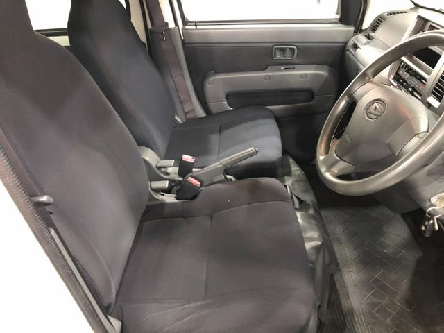 ハイゼットカーゴデラックスリミテッド　雹害／走行距離３０８７７キロ／ラジオ１年保証距離無制限　走行距離３０８７７キロ　雹害　ＦＭＡＭラジオ　純正フロアマット　バイザー　助手席エアバッグ　マニュアルエアコン（埼玉県）の中古車