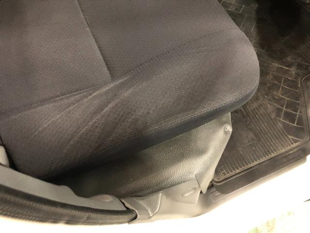 ハイゼットカーゴデラックスリミテッド　雹害／走行距離３０８７７キロ／ラジオ１年保証距離無制限　走行距離３０８７７キロ　雹害　ＦＭＡＭラジオ　純正フロアマット　バイザー　助手席エアバッグ　マニュアルエアコン（埼玉県）の中古車