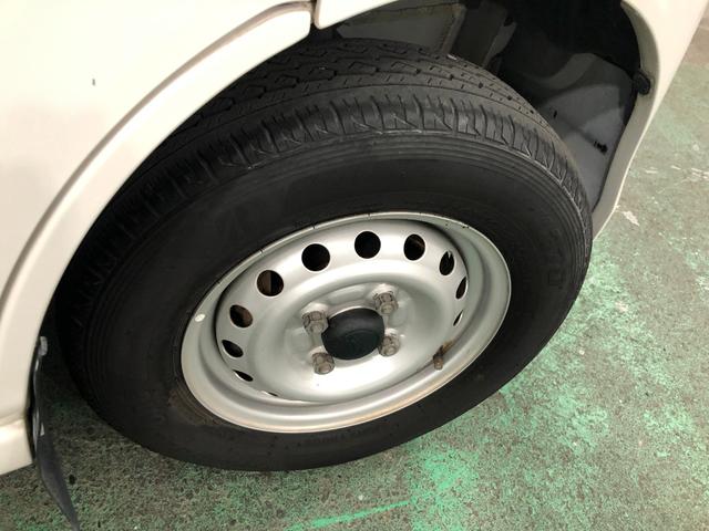 ハイゼットカーゴデラックスリミテッド　雹害／走行距離３０８７７キロ／ラジオ１年保証距離無制限　走行距離３０８７７キロ　雹害　ＦＭＡＭラジオ　純正フロアマット　バイザー　助手席エアバッグ　マニュアルエアコン（埼玉県）の中古車
