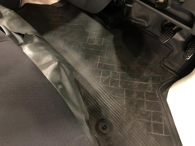 ハイゼットカーゴデラックスリミテッド　雹害／走行距離３０８７７キロ／ラジオ１年保証距離無制限　走行距離３０８７７キロ　雹害　ＦＭＡＭラジオ　純正フロアマット　バイザー　助手席エアバッグ　マニュアルエアコン（埼玉県）の中古車