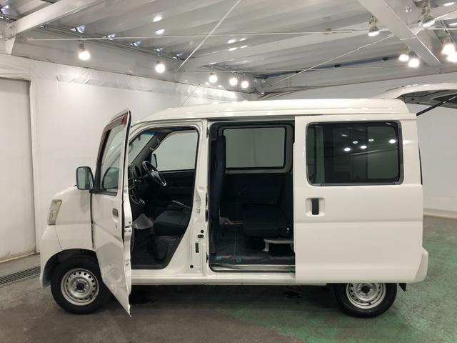 ハイゼットカーゴデラックスリミテッド　雹害／走行距離３０８７７キロ／ラジオ１年保証距離無制限　走行距離３０８７７キロ　雹害　ＦＭＡＭラジオ　純正フロアマット　バイザー　助手席エアバッグ　マニュアルエアコン（埼玉県）の中古車