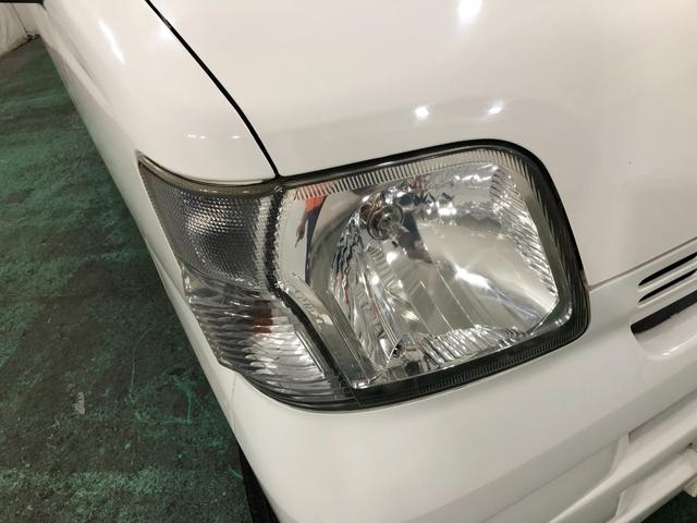 ハイゼットカーゴデラックスリミテッド　雹害／走行距離３０８７７キロ／ラジオ１年保証距離無制限　走行距離３０８７７キロ　雹害　ＦＭＡＭラジオ　純正フロアマット　バイザー　助手席エアバッグ　マニュアルエアコン（埼玉県）の中古車