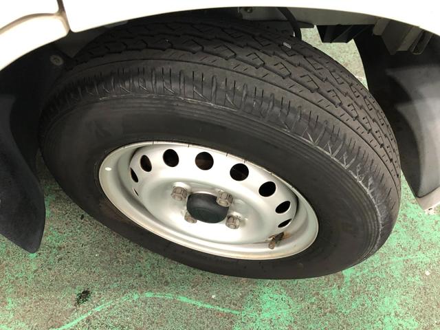 ハイゼットカーゴデラックスリミテッド　雹害／走行距離３０８７７キロ／ラジオ１年保証距離無制限　走行距離３０８７７キロ　雹害　ＦＭＡＭラジオ　純正フロアマット　バイザー　助手席エアバッグ　マニュアルエアコン（埼玉県）の中古車