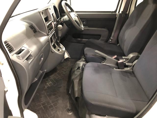 ハイゼットカーゴデラックスリミテッド　雹害／走行距離３０８７７キロ／ラジオ１年保証距離無制限　走行距離３０８７７キロ　雹害　ＦＭＡＭラジオ　純正フロアマット　バイザー　助手席エアバッグ　マニュアルエアコン（埼玉県）の中古車