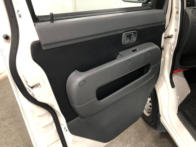 ハイゼットカーゴデラックスリミテッド　雹害／走行距離３０８７７キロ／ラジオ１年保証距離無制限　走行距離３０８７７キロ　雹害　ＦＭＡＭラジオ　純正フロアマット　バイザー　助手席エアバッグ　マニュアルエアコン（埼玉県）の中古車