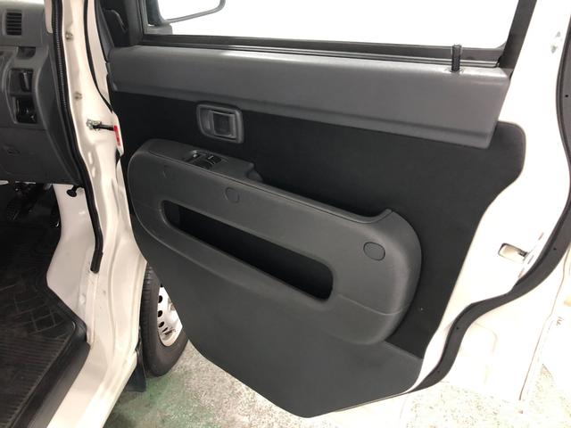 ハイゼットカーゴデラックスリミテッド　雹害／走行距離３０８７７キロ／ラジオ１年保証距離無制限　走行距離３０８７７キロ　雹害　ＦＭＡＭラジオ　純正フロアマット　バイザー　助手席エアバッグ　マニュアルエアコン（埼玉県）の中古車
