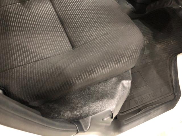 ハイゼットカーゴＤＸ　車検整備付／走行９３４７キロ／ＣＤチューナー／マット１年保証距離無制限　走行距離９３４７キロ　車検整備付　ＣＤチューナー　純正マット　助手席エアバッグ　クリアランスソナー　オートライト　アイドリングストップ　キーレスエントリー　両側スライドドア（埼玉県）の中古車