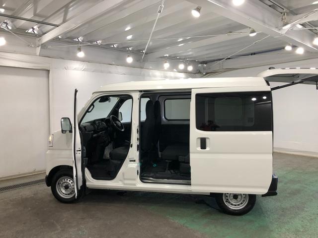 ハイゼットカーゴＤＸ　車検整備付／走行９３４７キロ／ＣＤチューナー／マット１年保証距離無制限　走行距離９３４７キロ　車検整備付　ＣＤチューナー　純正マット　助手席エアバッグ　クリアランスソナー　オートライト　アイドリングストップ　キーレスエントリー　両側スライドドア（埼玉県）の中古車
