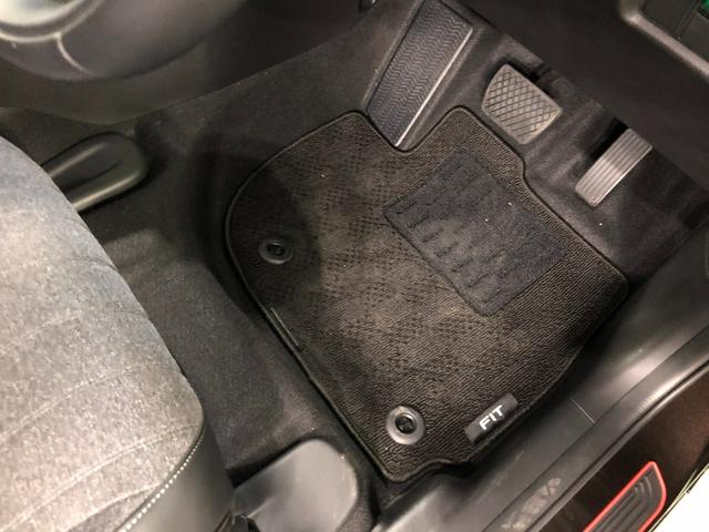 フィットｅ：ＨＥＶホーム　走行９９４３キロ／ナビ／バックカメラ１年保証距離無制限　走行距離９９４３キロ　フルセグナビ　バックカメラ　ブルートゥース　ＵＳＢ２口　純正マット　サイドエアバッグ　オートライト　ＬＥＤヘッドランプ　電動格納式ドアミラー　キーフリー（埼玉県）の中古車