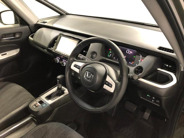 フィットｅ：ＨＥＶホーム　走行９９４３キロ／ナビ／バックカメラ１年保証距離無制限　走行距離９９４３キロ　フルセグナビ　バックカメラ　ブルートゥース　ＵＳＢ２口　純正マット　サイドエアバッグ　オートライト　ＬＥＤヘッドランプ　電動格納式ドアミラー　キーフリー（埼玉県）の中古車
