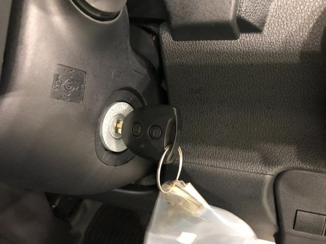 ハイゼットカーゴＤＸ　車検整備付／走行９５０３キロ／ＣＤチューナー／マット１年保証距離無制限　走行距離９５０３キロ　車検整備付　ＣＤチューナー　純正フロアマット　助手席エアバッグ　クリアランスソナー　オートライト　アイドリングストップ　両側スライドドア　キーレスエントリー（埼玉県）の中古車