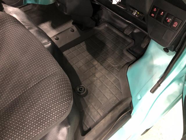 ハイゼットカーゴデラックスＳＡIII　走行２７８４９キロ／４ＷＤ／ナビ一年保証・走行距離無制限　走行２７８４９キロ　純正カーペットマット　フルセグナビ　ブルートゥース　バックカメラ　ＤＶＤ　アイドリングストップ　キーレス（埼玉県）の中古車
