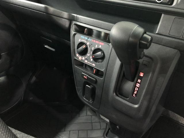 ハイゼットカーゴデッキバンG SA3 走行4412キロ/LEDヘッドライト一年保証・走行距離無制限 走行4412キロ 助手席エアバック 純正カーペットマット オートライト オートマチックハイビーム LEDヘッドライト アイドリングストップ(埼玉県)の中古車